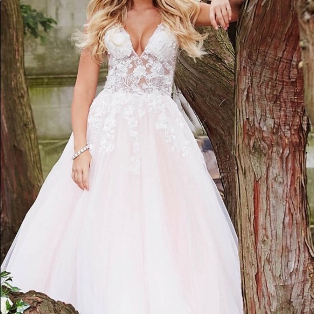 NEW- JOVANI - TULLE BALLGOWN-LACE BEAD BODICE